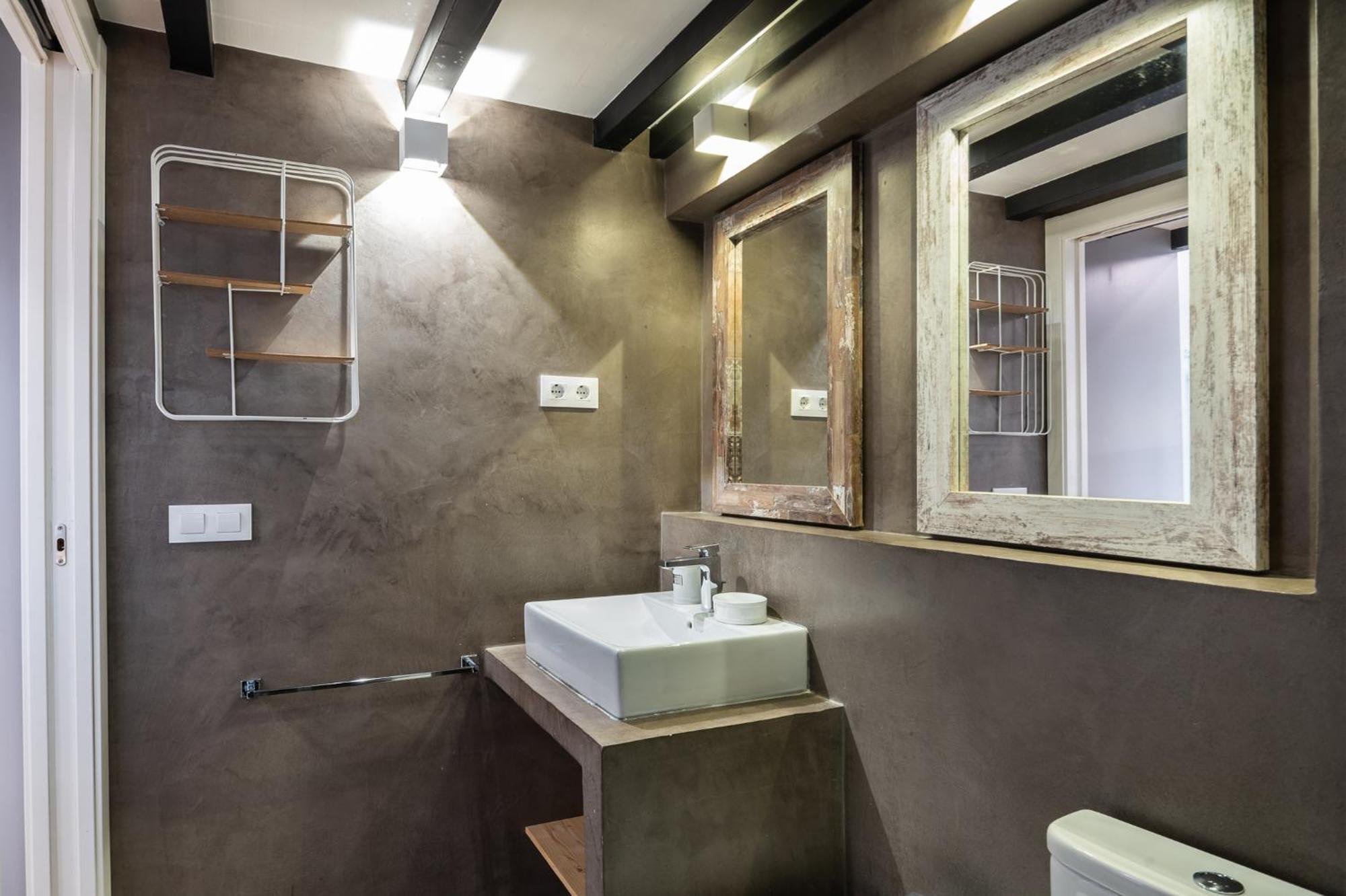 Beautiful Renovated Loft Minutes From The Apartment *